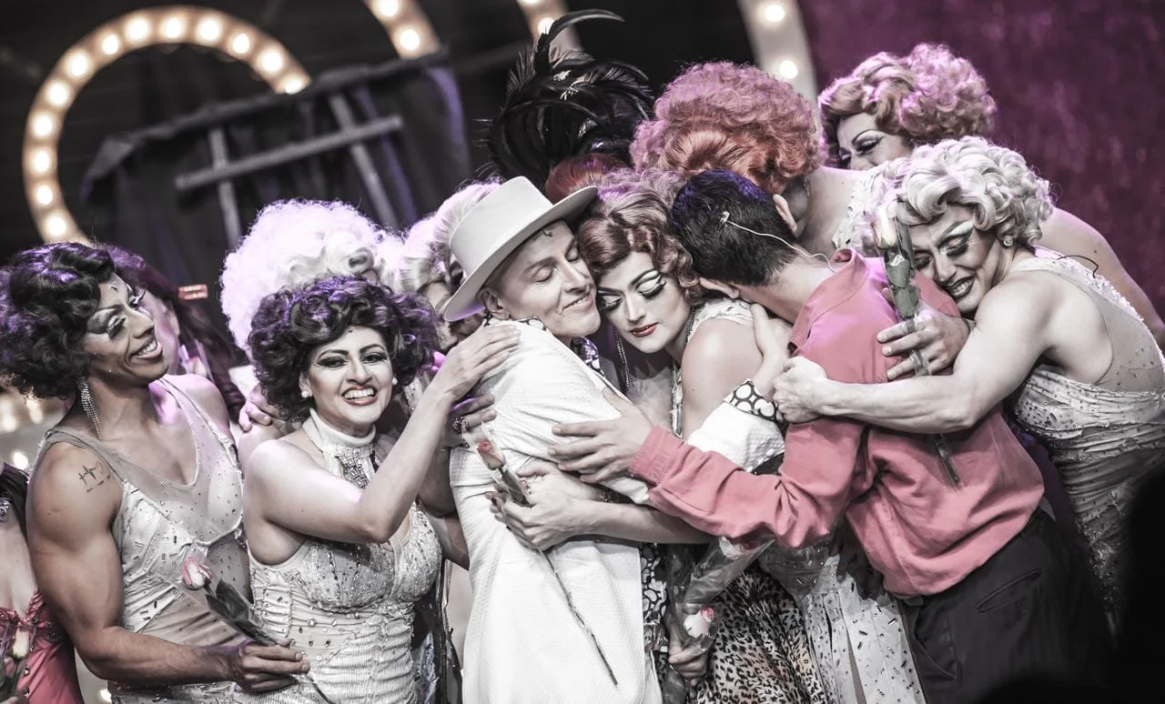 La Jaula de las Locas 11 hugs